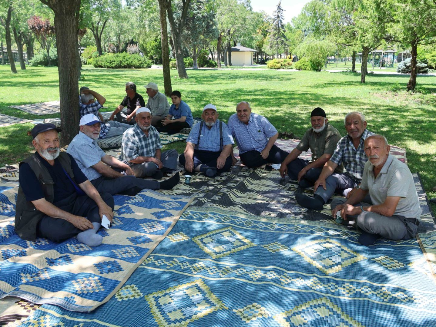 Başkan Kılca Şehir Parkında Emeklilerle Bir Araya Geldi