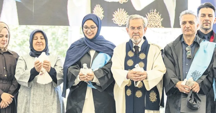 Enkazdan kurtulan Aleyna üniversiteden mezun oldu