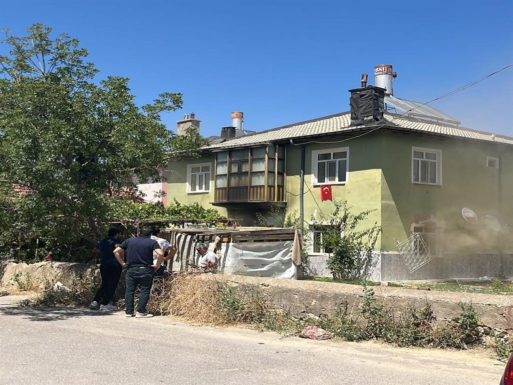 Konya'da 2 katlı evde yangın çıktı; içerideki 6 çocuğu itfaiyeciler kurtardı