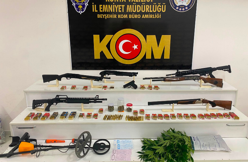 Konya'da bir araçta yapılan aramada cephanelik ele geçirildi! 