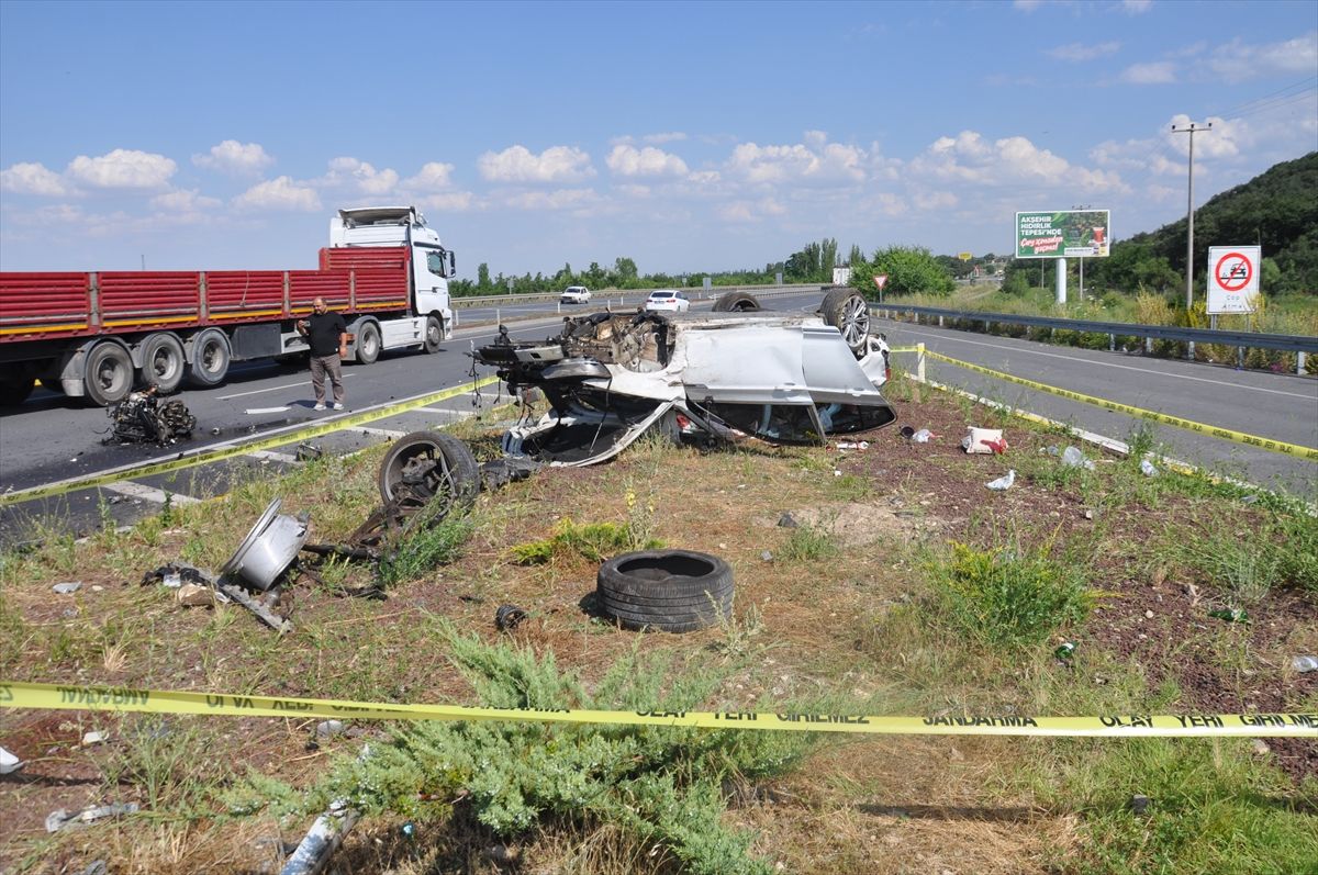 Konya'da refüje çarpan otomobildeki 3 kişi yaralandı