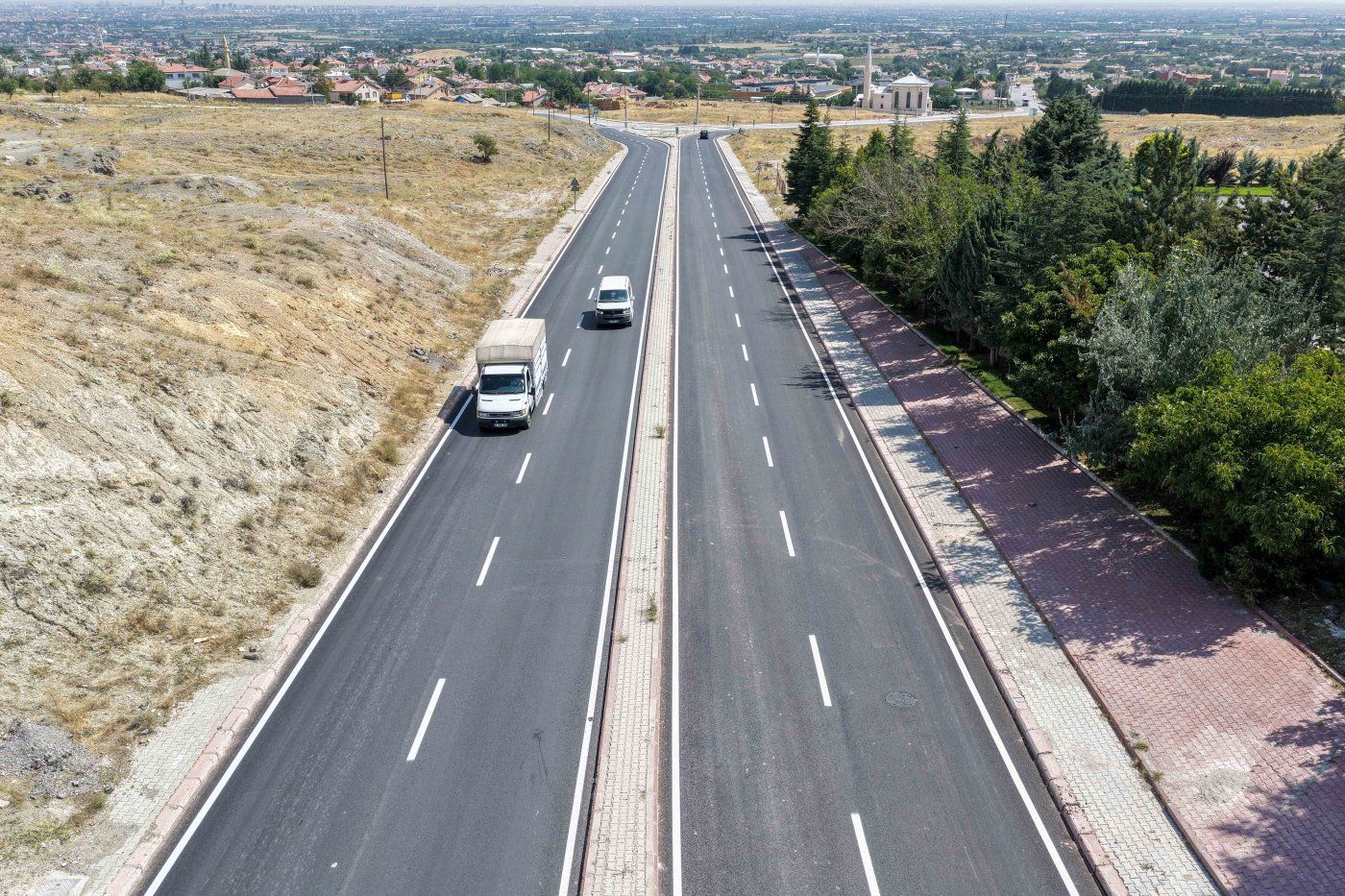 Meram’da Ulaşım Hamlesi: Çayırbağı Caddesi 3 Bin Ton Asfaltla Yenilendi