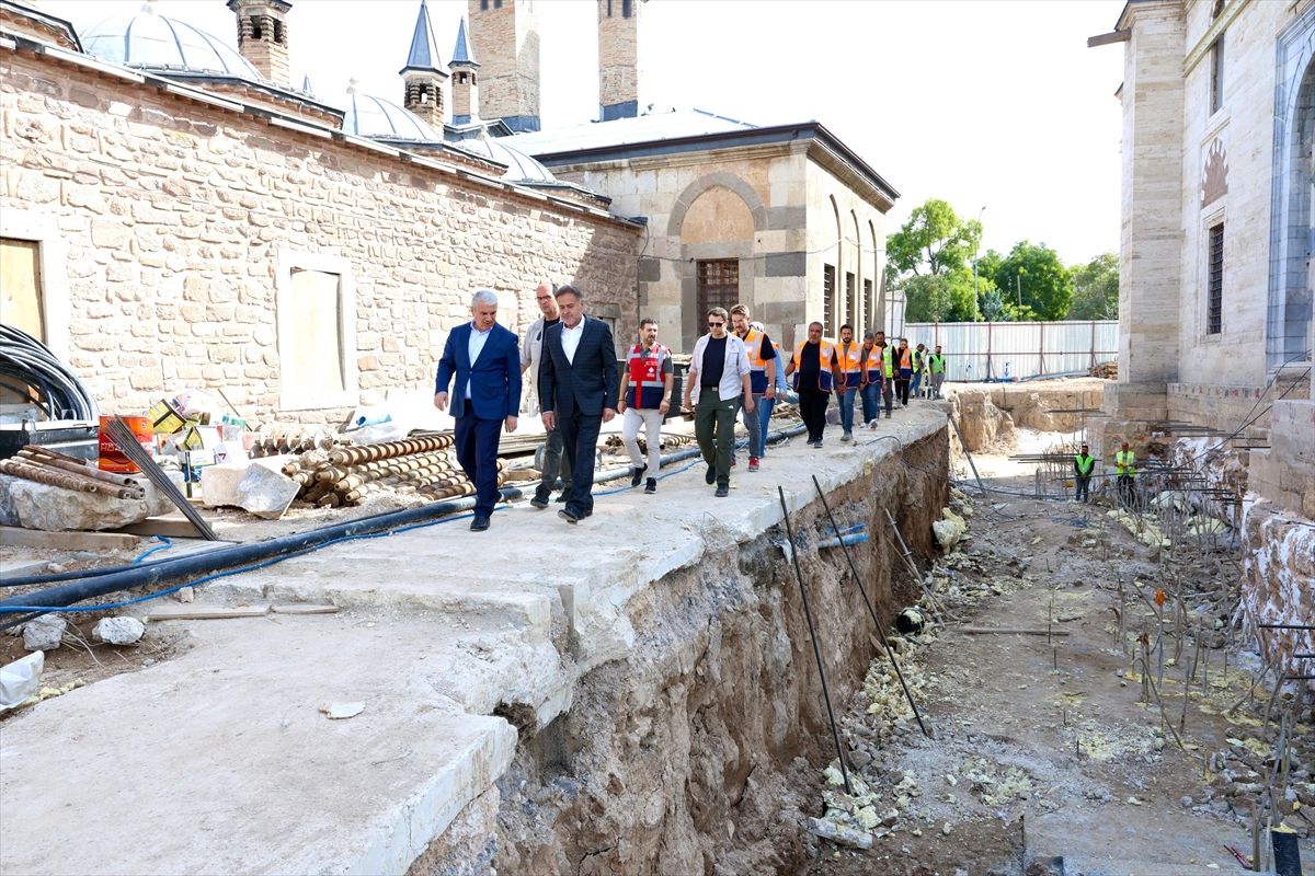 Konya Valisi Akın, Sultan Selim Camii'ndeki restorasyon çalışmalarını inceledi