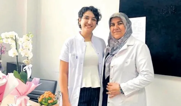 Konya'da 35 yıllık deneyim aynı çatı altında: Anne ebe, kızı doktor