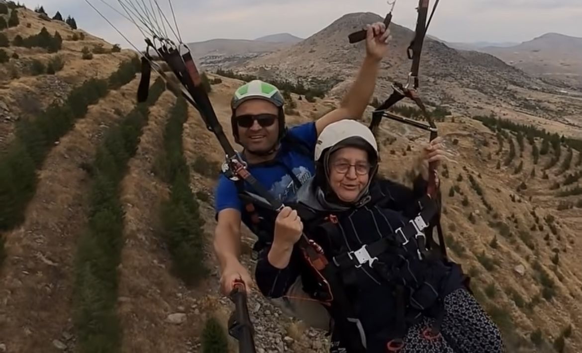 Konya’da herkesi şaşırtan cesaret! 73 yaşında Takkeli Dağ’dan uçtu