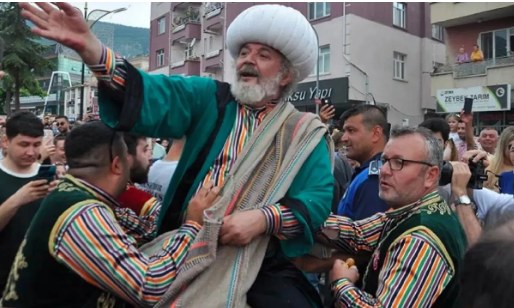 Nasreddin Hoca Şenliği’nde “kayyım” esprisi gündem oldu: Oyuncu Müfit Can Saçıntı ifade verecek