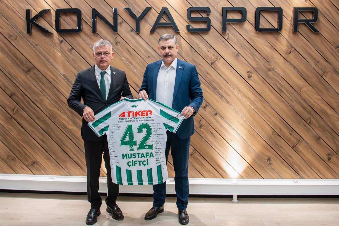 Bakan Çiftçi'den Konyaspor'a ziyaret: Başkan Atiker forma hediye etti 