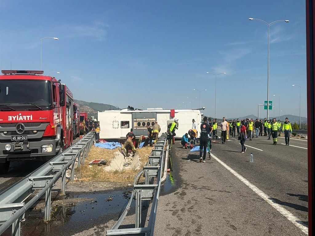 Manisa'da katliam gibi kaza! Çekici ile tur otobüsü çarpıştı!